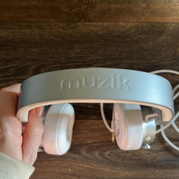 Muzik Headphones - Picture 3 of 3